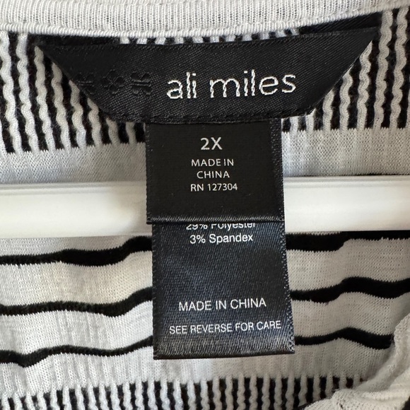 Ali Miles White & Black Button Front Wave Tunic Top, Size 2X - Picture 8 of 9